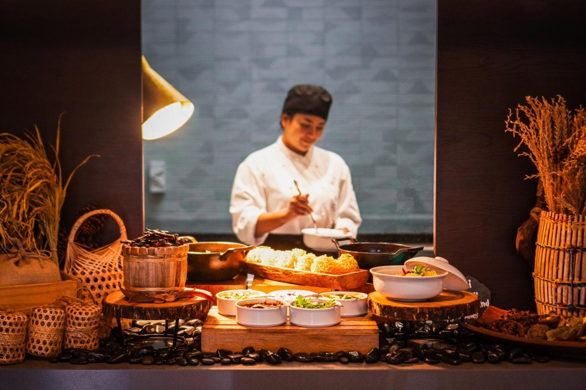 Hyatt Regency Koh Samui Hotel Csaveng-part Kültér fotó A chef at work